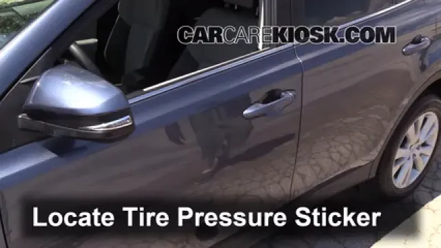 2013 Toyota RAV4 Limited 2.5L 4 Cyl. Neumáticos y ruedas Controlar presión de neumáticos